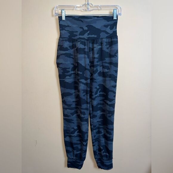Athleta Gray & Black Loose Fit Salutation Camo Jogger Size XS - Picture 1 of 6